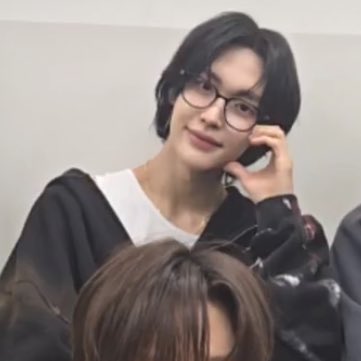 [잡담] 원빈이 뒤에서 몰래 이쁜짓해 ㅋㅋㅋㅋㅋ | 인스티즈