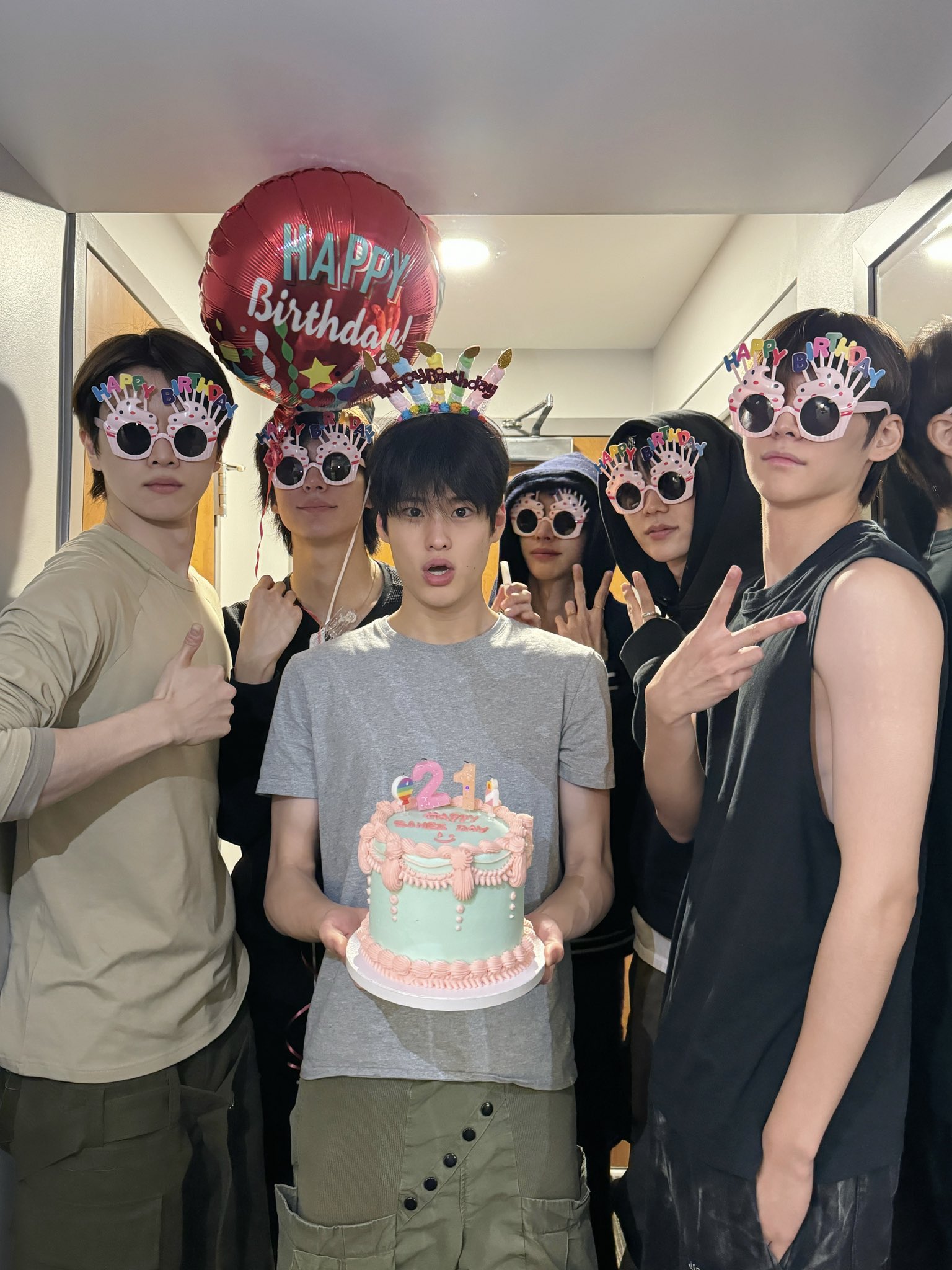 [잡담] 라이즈 생일 사진들이 ㄹㅈㄷ 귀여움 | 인스티즈