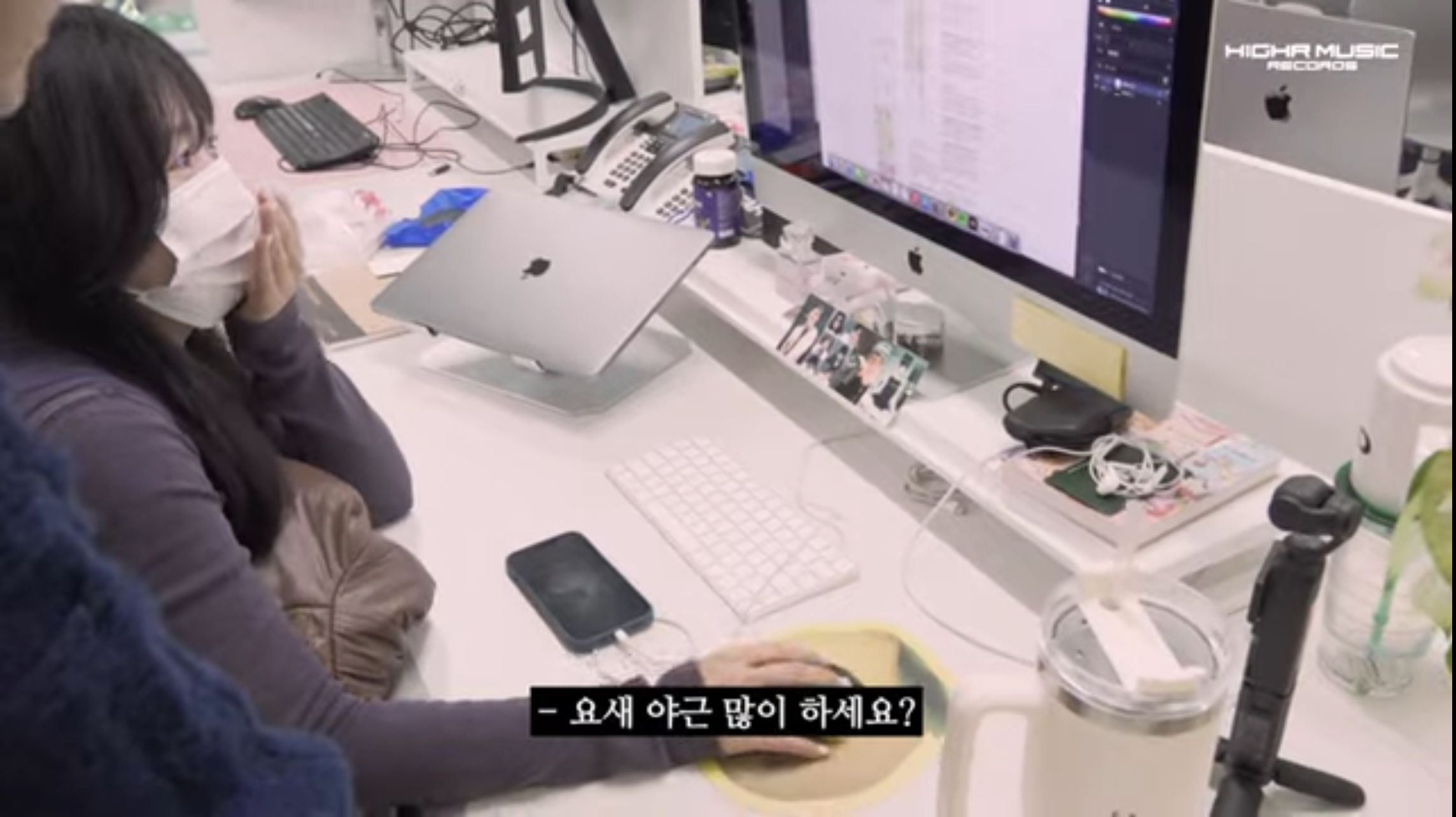 [잡담] 찰스엔터 pH-1 나온거 보다가 생각났는데 하이어뮤직 자컨에 등장한 우즈 ㅋㅋㅋ | 인스티즈