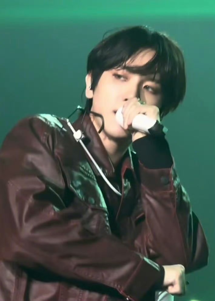 [미디어] 250223 백현이 방콕 얼굴 레전드다🥵💕💕 | 인스티즈