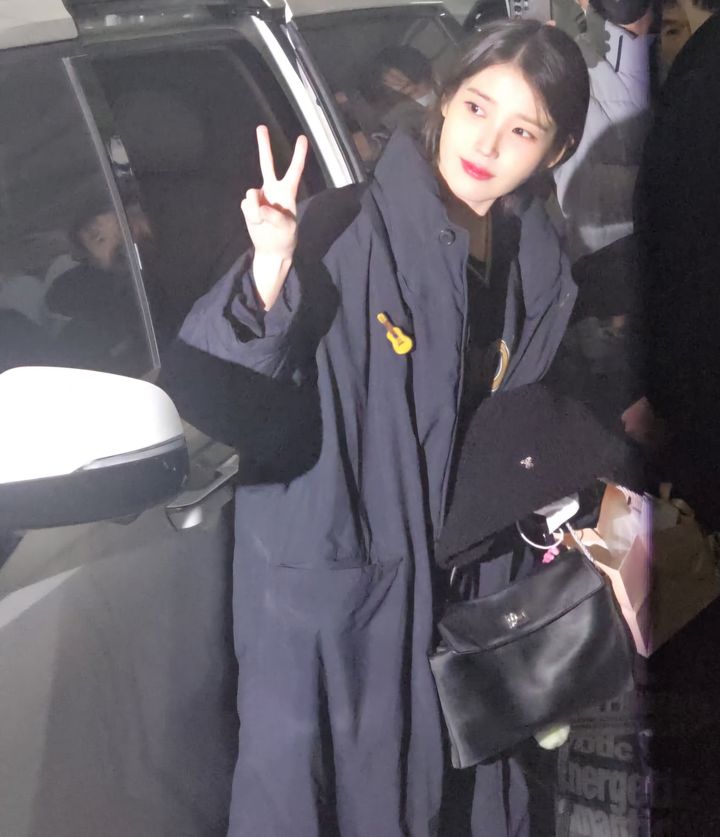 [잡담] 아니 아이유 가요무대 퇴근길 넘 예쁜데 | 인스티즈