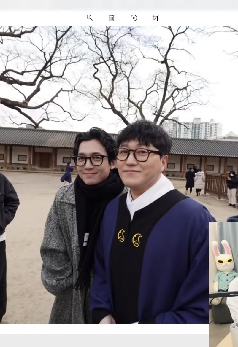 [잡담] 아 대박 김대명 대학 졸업식에 정경호랑 신원호감독 갔대 | 인스티즈