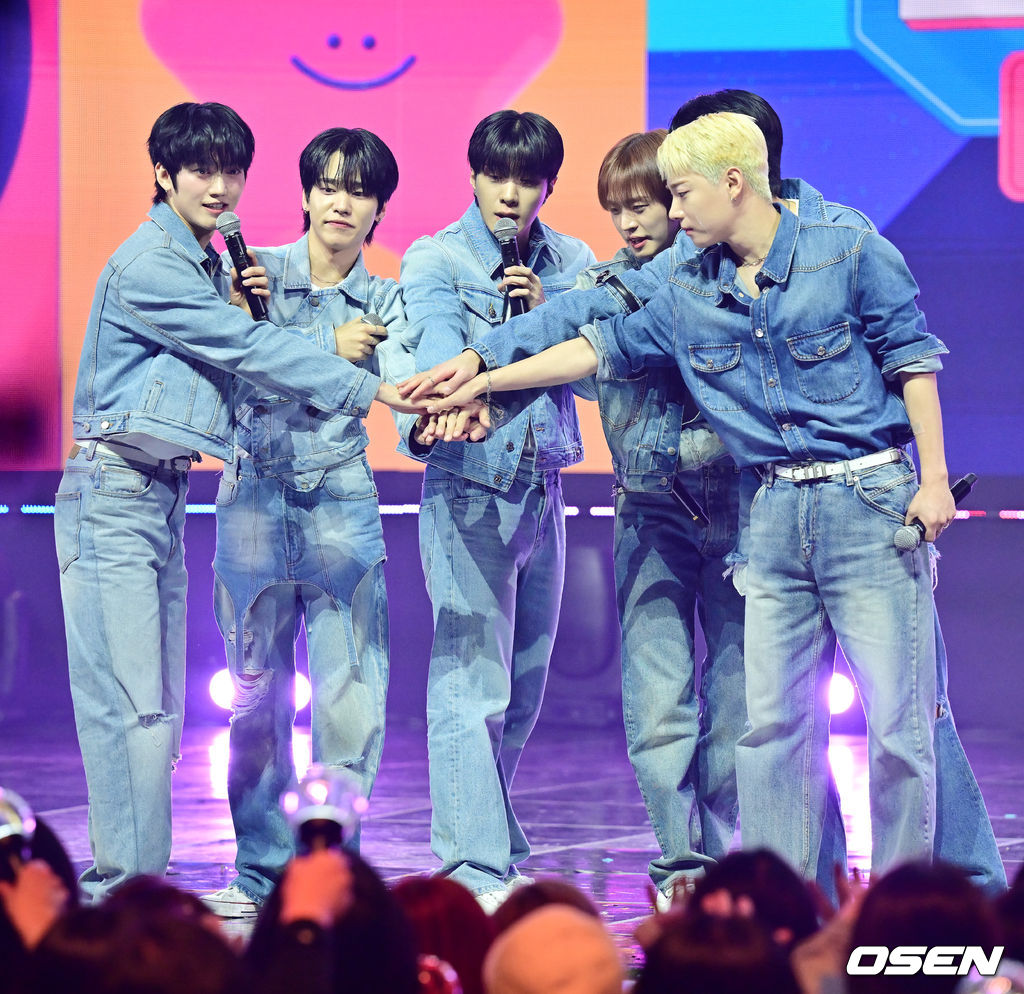 [잡담] 온앤오프 쇼챔 1위 기사 사진 올라왔는데 이션 눈물 자국 보여 | 인스티즈