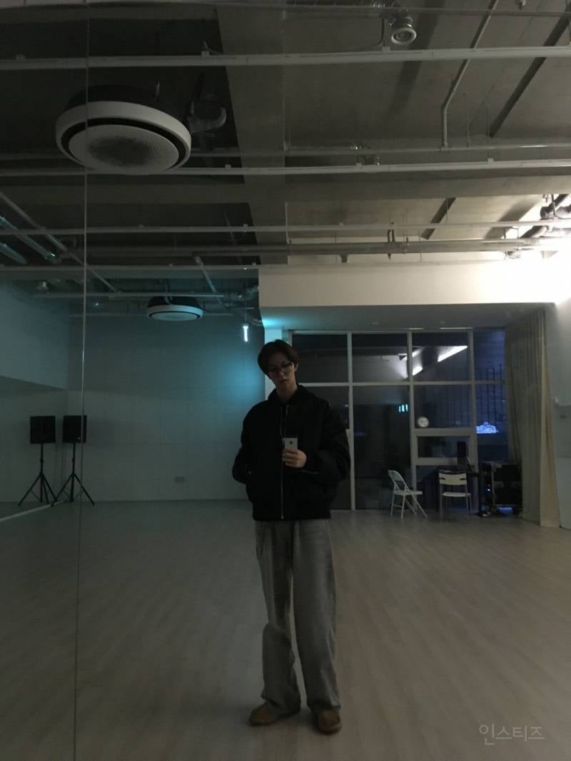다리가 너무 길어서 처음에 그냥 신인 모델인 줄 알았던 남돌 기럭지...jpg | 인스티즈