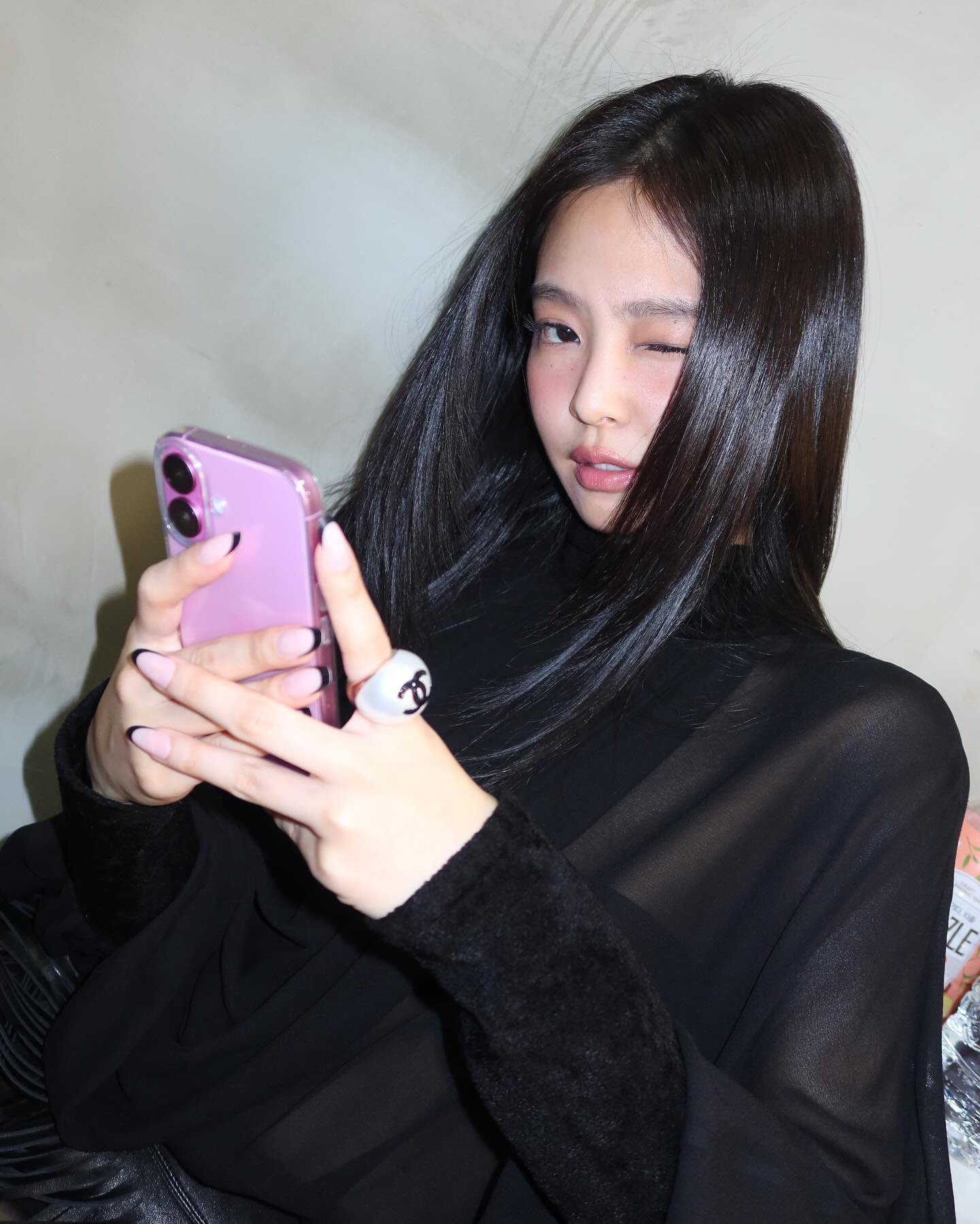 [잡담] 제니 아이폰 핑크색 쓰네 | 인스티즈