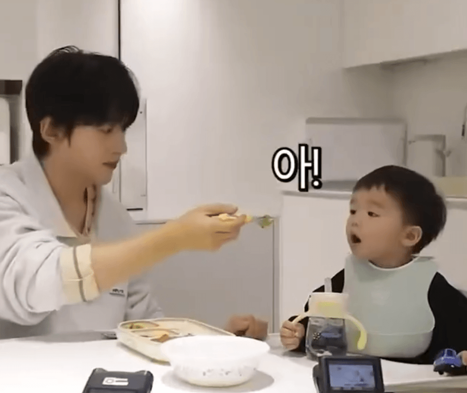 애기가 뱉은 음식 손으로 받는 남돌 삼촌 | 인스티즈