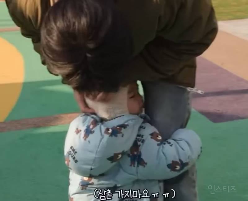 애기가 뱉은 음식 손으로 받는 남돌 삼촌 | 인스티즈