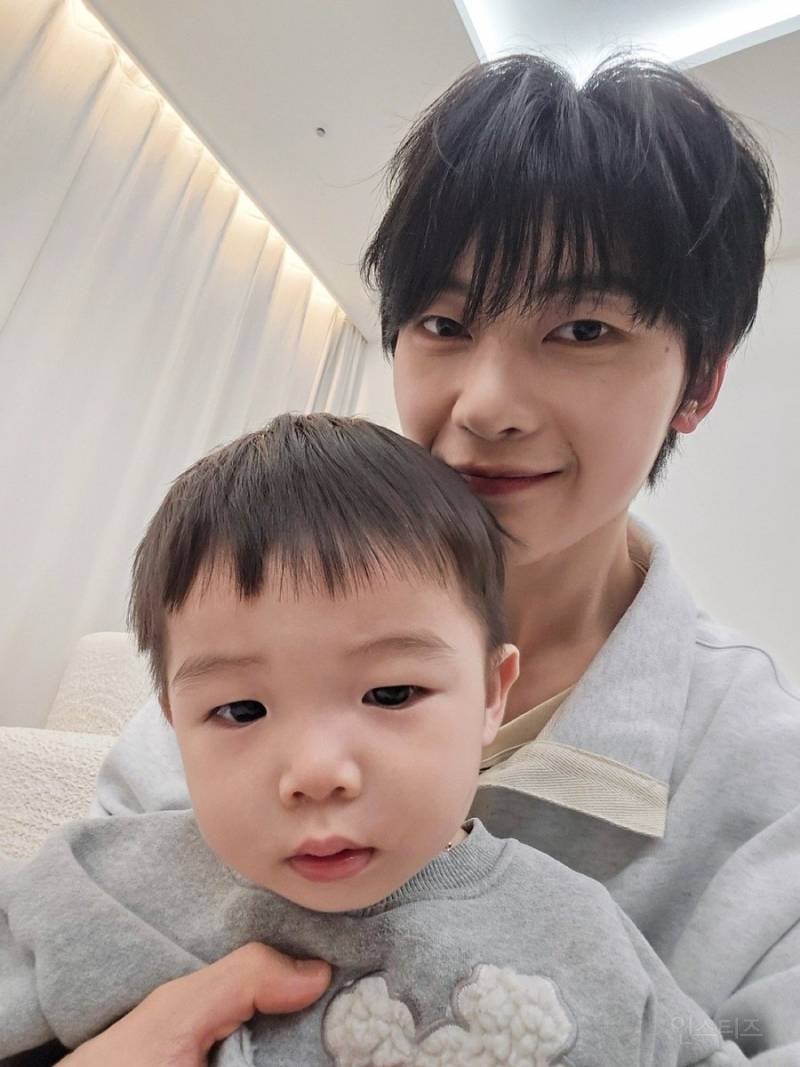 애기가 뱉은 음식 손으로 받는 남돌 삼촌 | 인스티즈