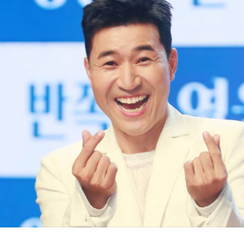 [잡담] 여자들이보기엔 이런얼굴에 머리 브라운 vs 검정 뭐가 더 나아보여?? | 인스티즈