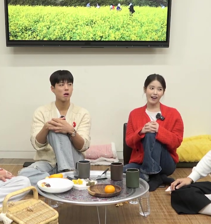 [잡담] 폭싹 아이유 박보검 포즈 점점 동기화 되는 거 봤어? ㅋㅋㅋ.jpg | 인스티즈