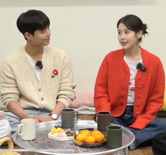 [잡담] 폭싹 아이유 박보검 포즈 점점 동기화 되는 거 봤어? ㅋㅋㅋ.jpg | 인스티즈