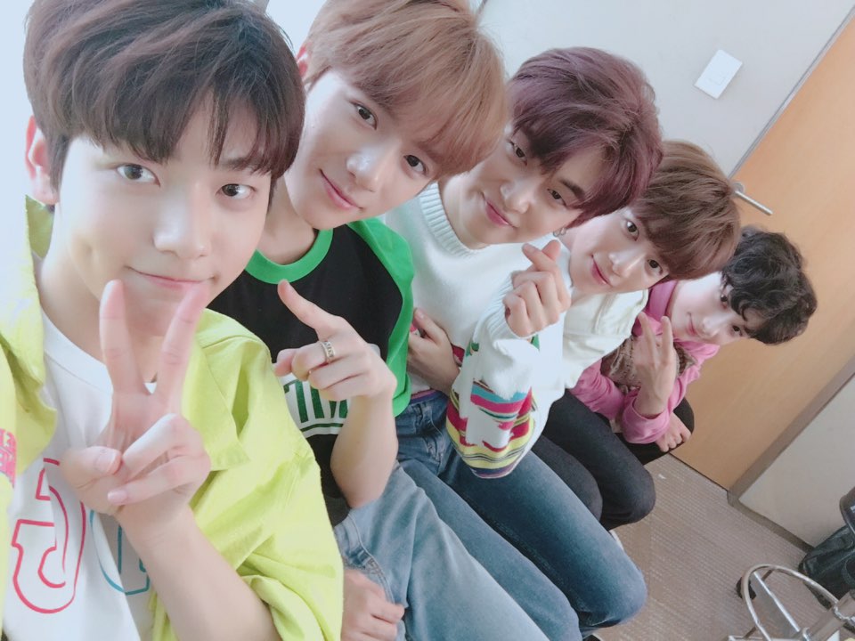[잡담] 투바투 데뷔하고 올린 셀카랑 데뷔6주년 사진 봐봐 | 인스티즈