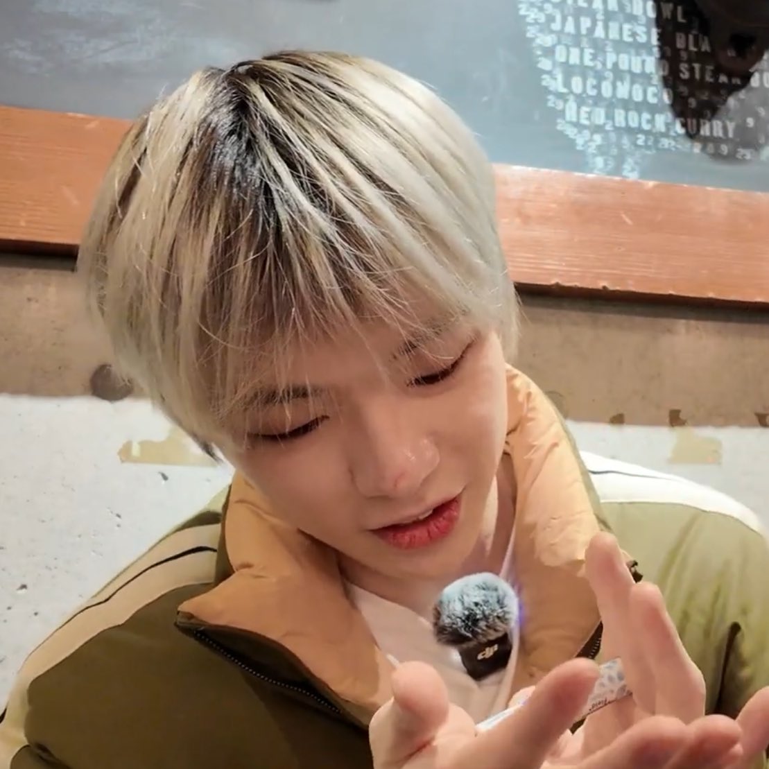 [잡담] 강다니엘 이런 어깨위에 이얼굴이라는게 매번 안믿겨 | 인스티즈