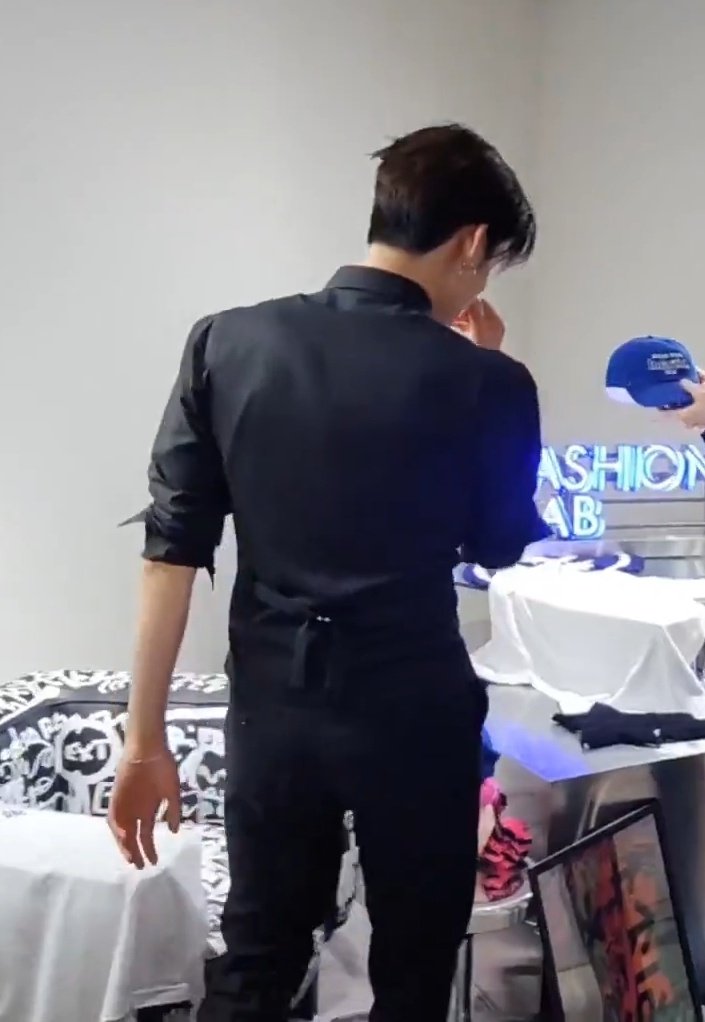 [잡담] 최연준 수트핏 ㄹㅇ 도.랐다 뒷모습이 ㄹㅇ임 | 인스티즈