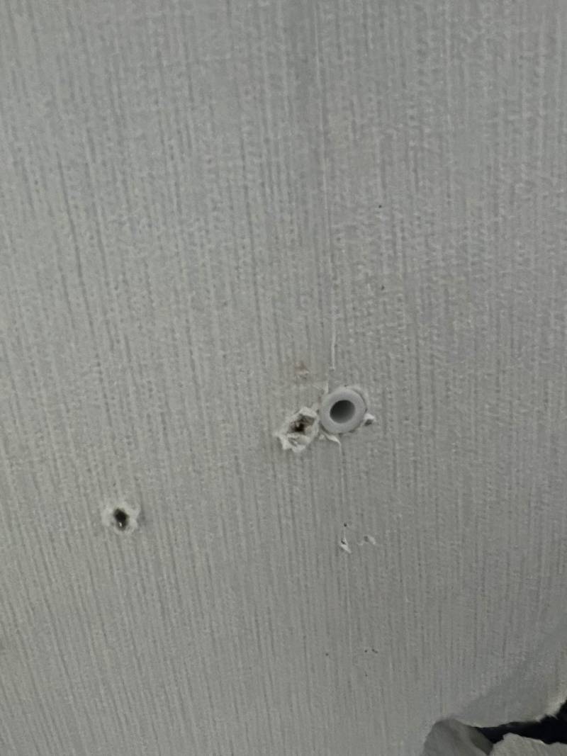 [잡담] 이거 못자국 둘이 합쳐져서 구멍 넓어질 위험 있나?(건축 인테리어 관련 일 하는 익인 있음 도와주라ㅠ) | 인스티즈