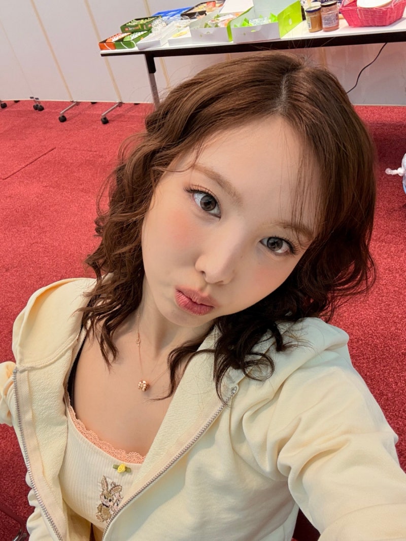 [잡담] 나연 셀카 잠금 화면 할 사진들 올려둘게📸 (진짜 많음 골라 잡숴) | 인스티즈
