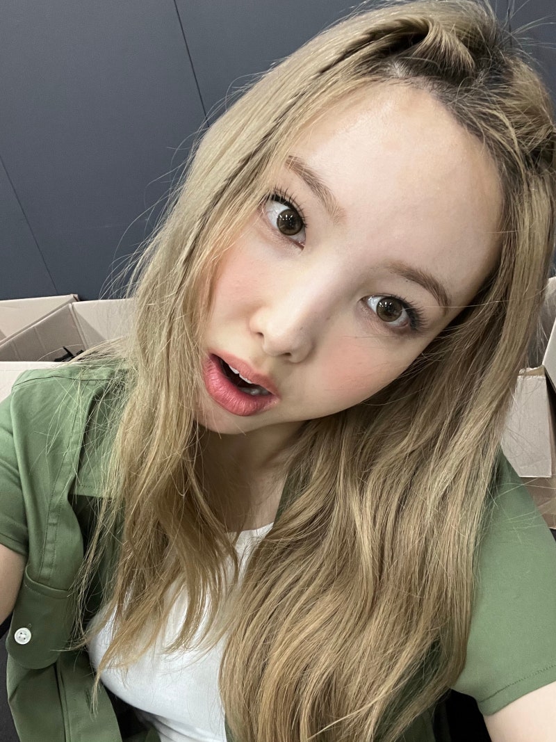 [잡담] 나연 셀카 잠금 화면 할 사진들 올려둘게📸 (진짜 많음 골라 잡숴) | 인스티즈