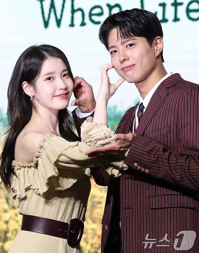 오늘자 케미 난리난 아이유x박보검 투샷 | 인스티즈