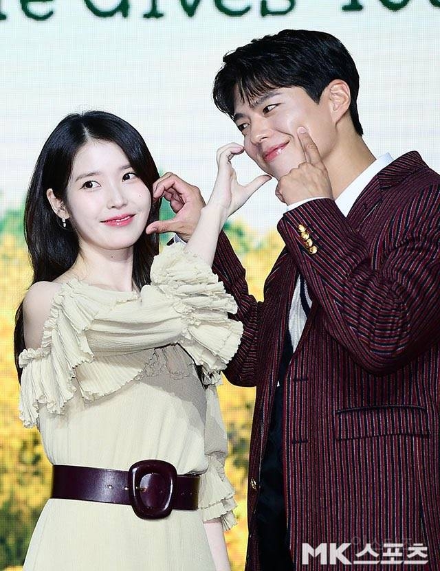 오늘자 케미 난리난 아이유x박보검 투샷 | 인스티즈