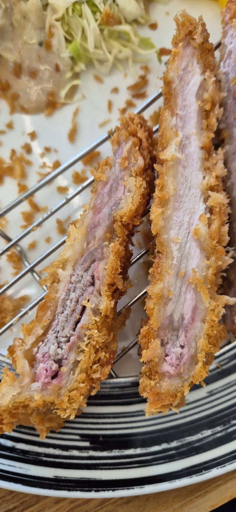 [잡담] 돈까스 덜익은건지 아닌지 판단해줄수 있어..? | 인스티즈