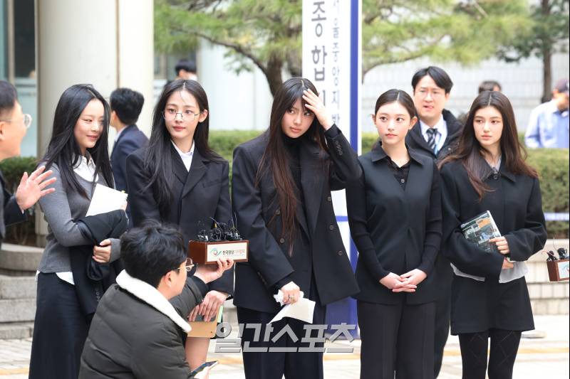 [정보/소식] [포토] 가처분 심문 마치고 입장 밝히는 뉴진스(NJZ) | 인스티즈