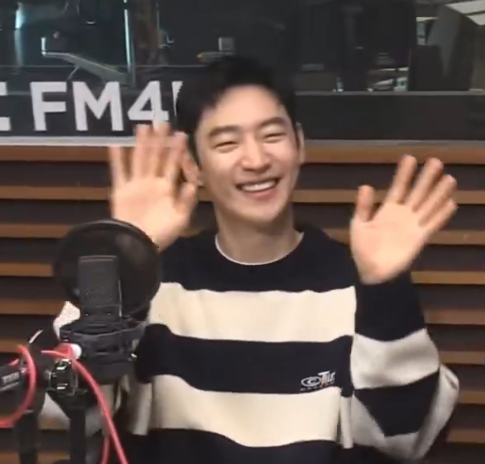 이제훈 웃는 게 너무ㄱㅇㅇ | 인스티즈