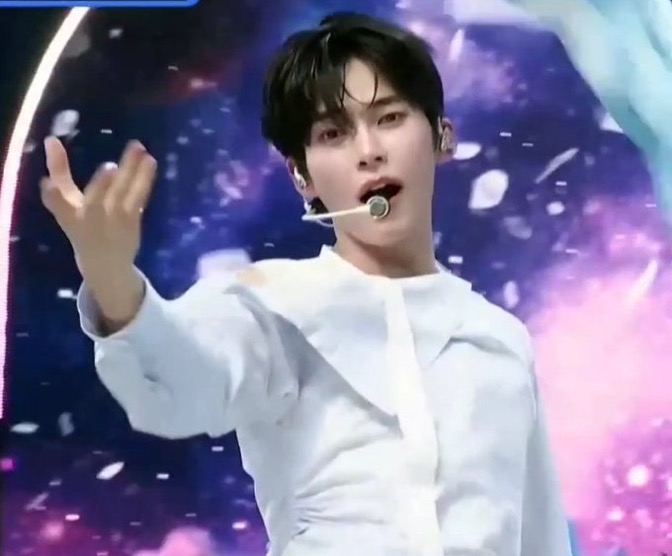 [잡담] 성한빈 왜 이각도에서도 잘생긴거지 | 인스티즈