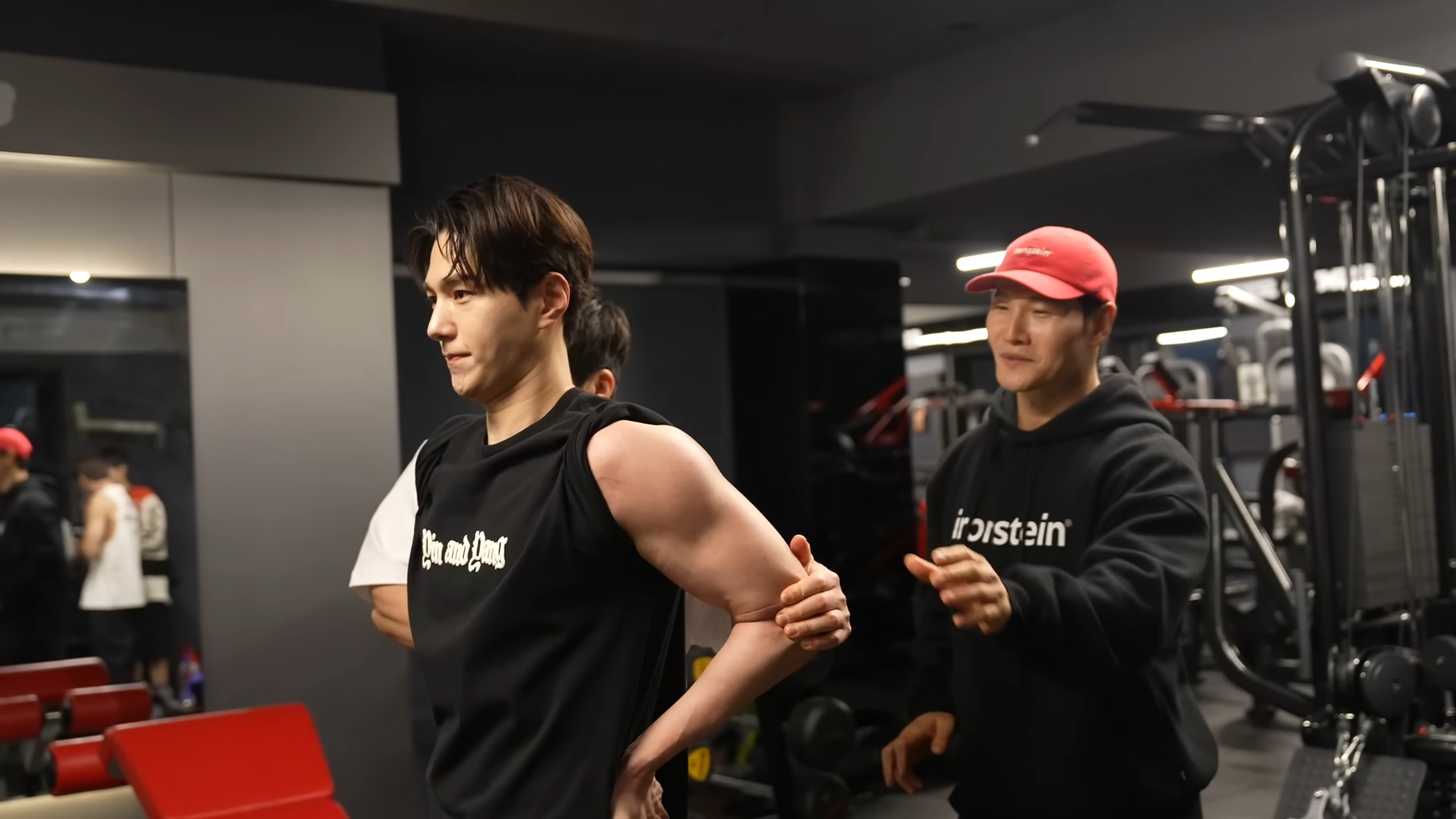 [잡담] 인피니트 엘 짐종국에서 어깨 메스 되게 크다고 그랬던데 | 인스티즈