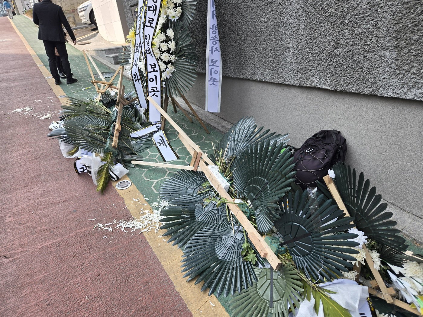 [정보/소식] "불필요한 보이콧에 이용당해"…더보이즈 팬덤, 트럭·근조화환 시위→원헌드레드 대응? [TOP이슈] | 인스티즈