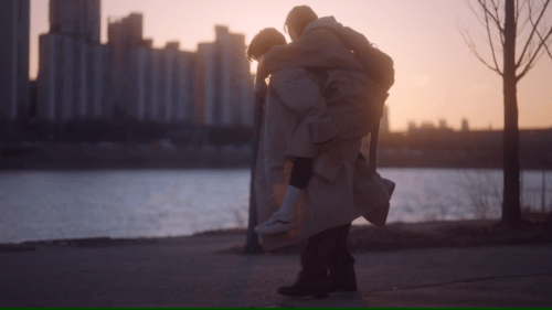 로멘틱한 분위기에서 개그로 끝난 뮤비 .jpgif | 인스티즈