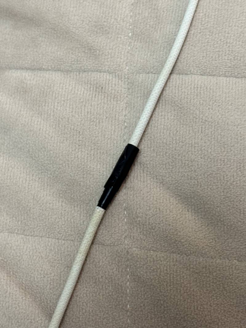 [잡담] 아이폰 충전기 선이 꼬이면서 겉에가 터져서? 그 겉에 면을 아예 찢어서 안꼬이게 하고 절연테이프 붙였는데 이렇게 하면돼? | 인스티즈