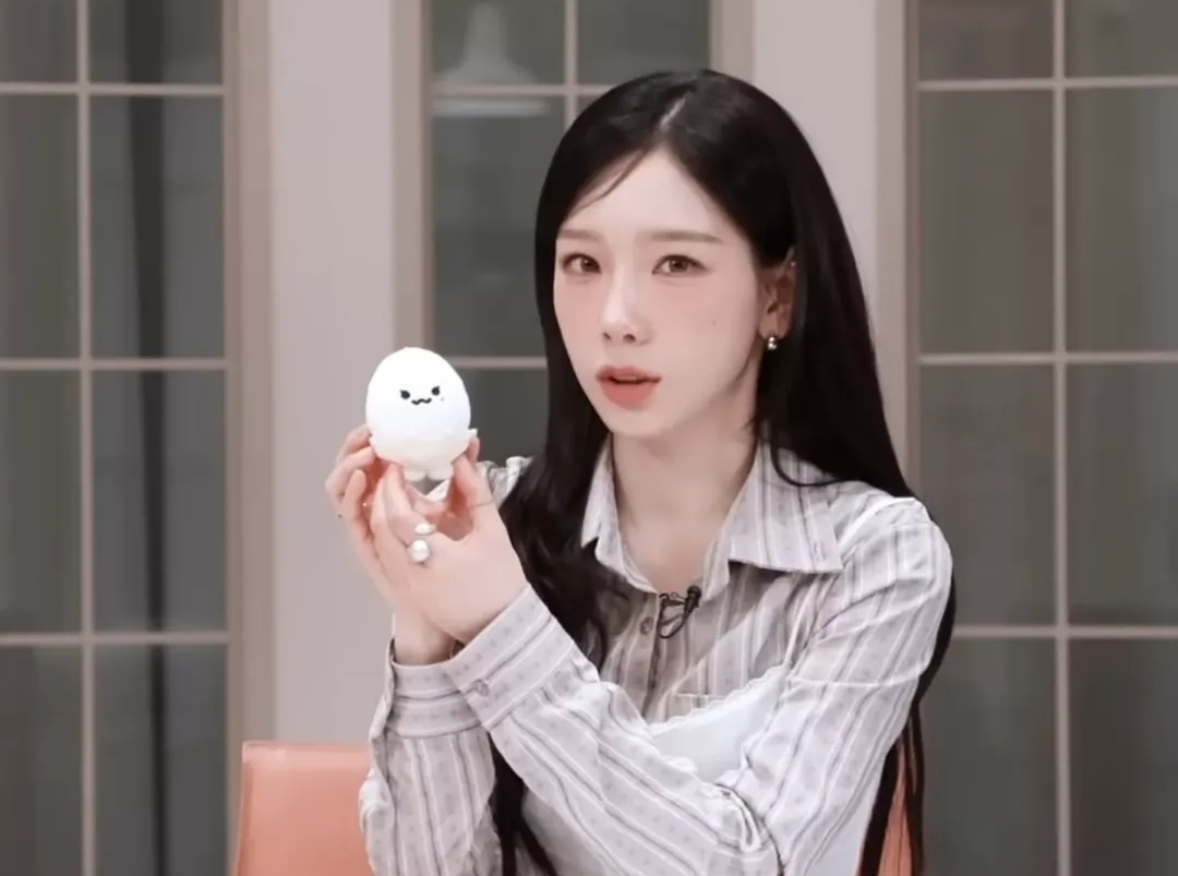 [잡담] 태연이 입은 셔츠 어디껀지 아는사람? | 인스티즈