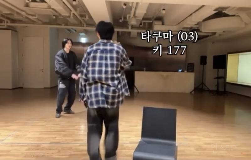 사람 그냥 뛰어 넘는 전 배구선수 점프력.gif | 인스티즈