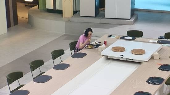 이다희, 텅 빈 스튜디오에서 홀로 먹방…남다른 먹성 공개 (냉부해) | 인스티즈