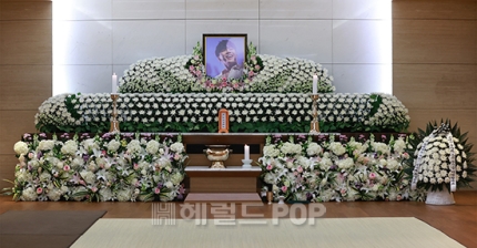[정보/소식] 故휘성 빈소에 놓인 동료-후배 가수들의 근조화환들.. | 인스티즈