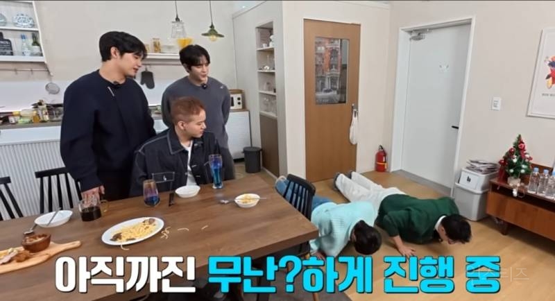 지석진이랑 팔굽혀펴기하다 진 남돌.jpg | 인스티즈