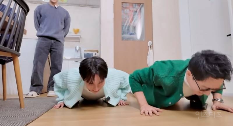 지석진이랑 팔굽혀펴기하다 진 남돌.jpg | 인스티즈