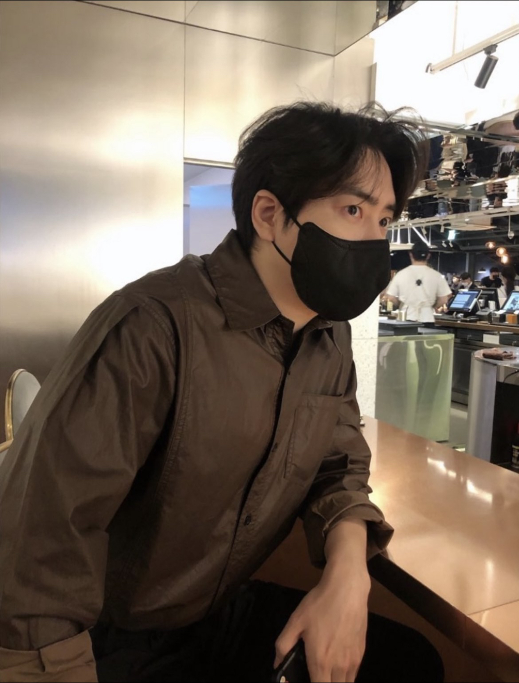 [잡담] 캘빈남 이준혁 아니야?? 이준혁 마스크 쓴 사진이랑 비슷한데 | 인스티즈