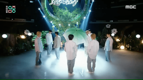 무대에 실제 나무를 가져왔다는 남돌 .jpgif | 인스티즈