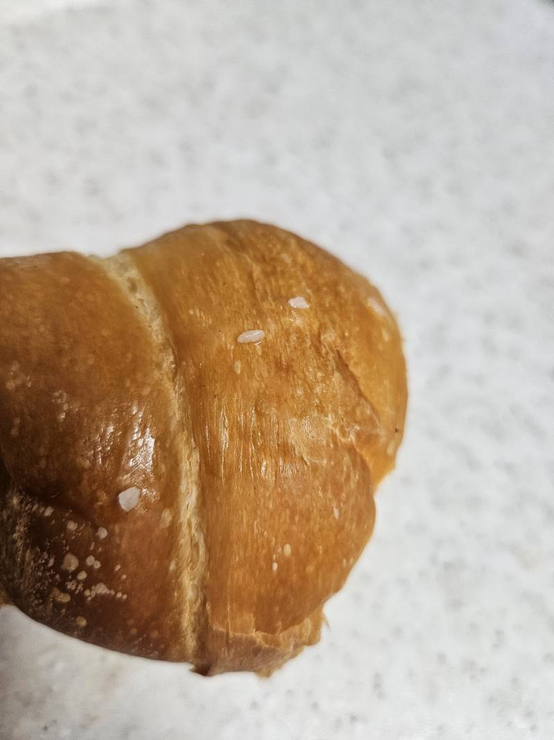 [잡담] 소금빵에 소금에 별로 없는데 집에 소금 쳐서 먹어도 돼? | 인스티즈