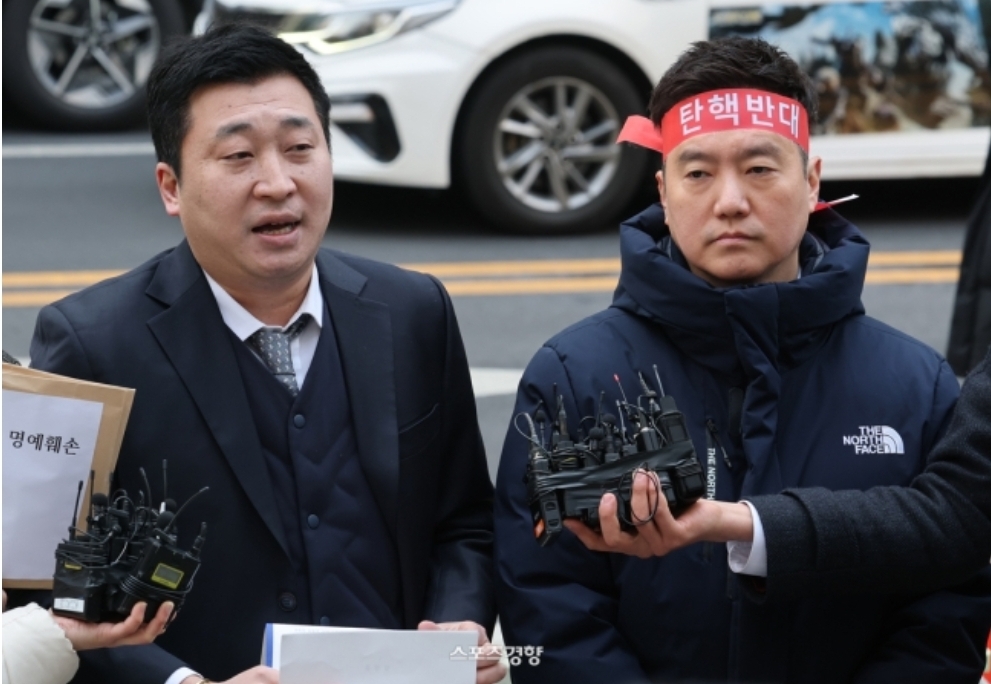 [정보/소식] 김새론 유족 기자회견에 '탄핵반대'가 웬 말, 비판 '시끌' | 인스티즈