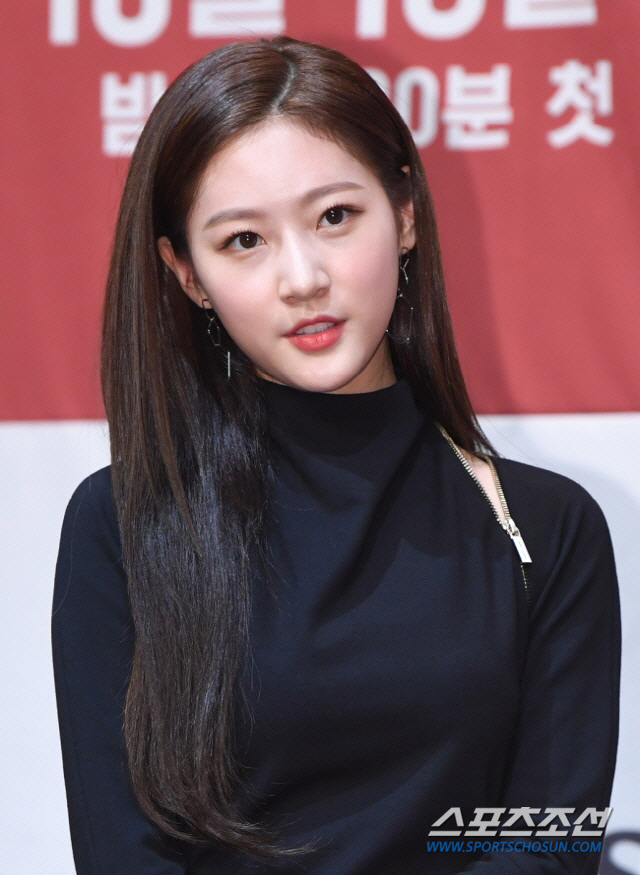 [정보/소식] 故 김새론 유족 두 동생 걱정.. 가족은 건드리지마! 배우인 동생 둘 중 한명은 연기 포기하기로.. | 인스티즈