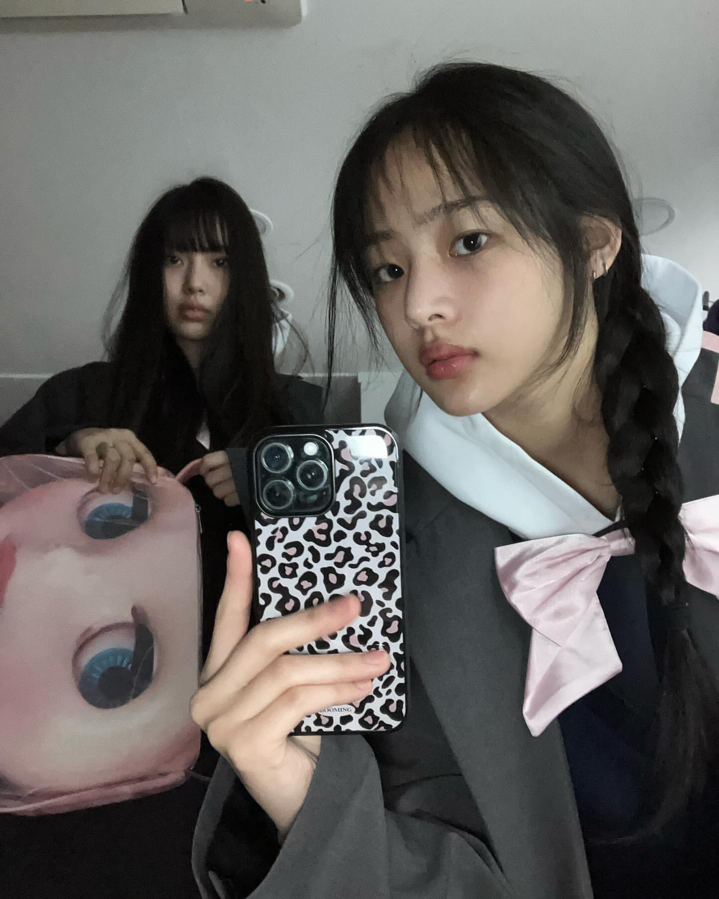 [잡담] 혜인 민지 인스타 떴는데 이런 분위기 어케 내는거임 | 인스티즈