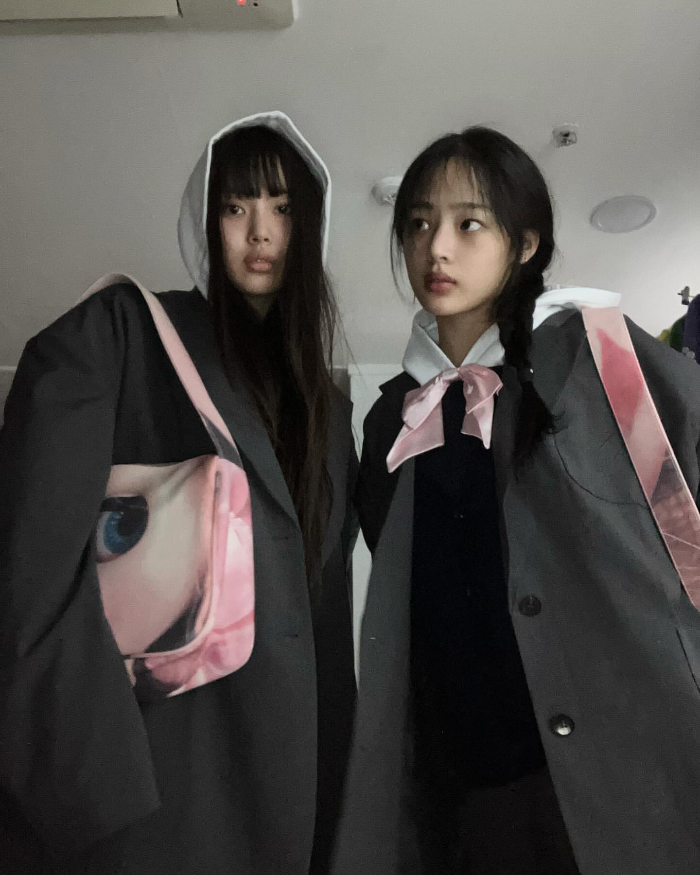 [잡담] 혜인 민지 인스타 떴는데 이런 분위기 어케 내는거임 | 인스티즈