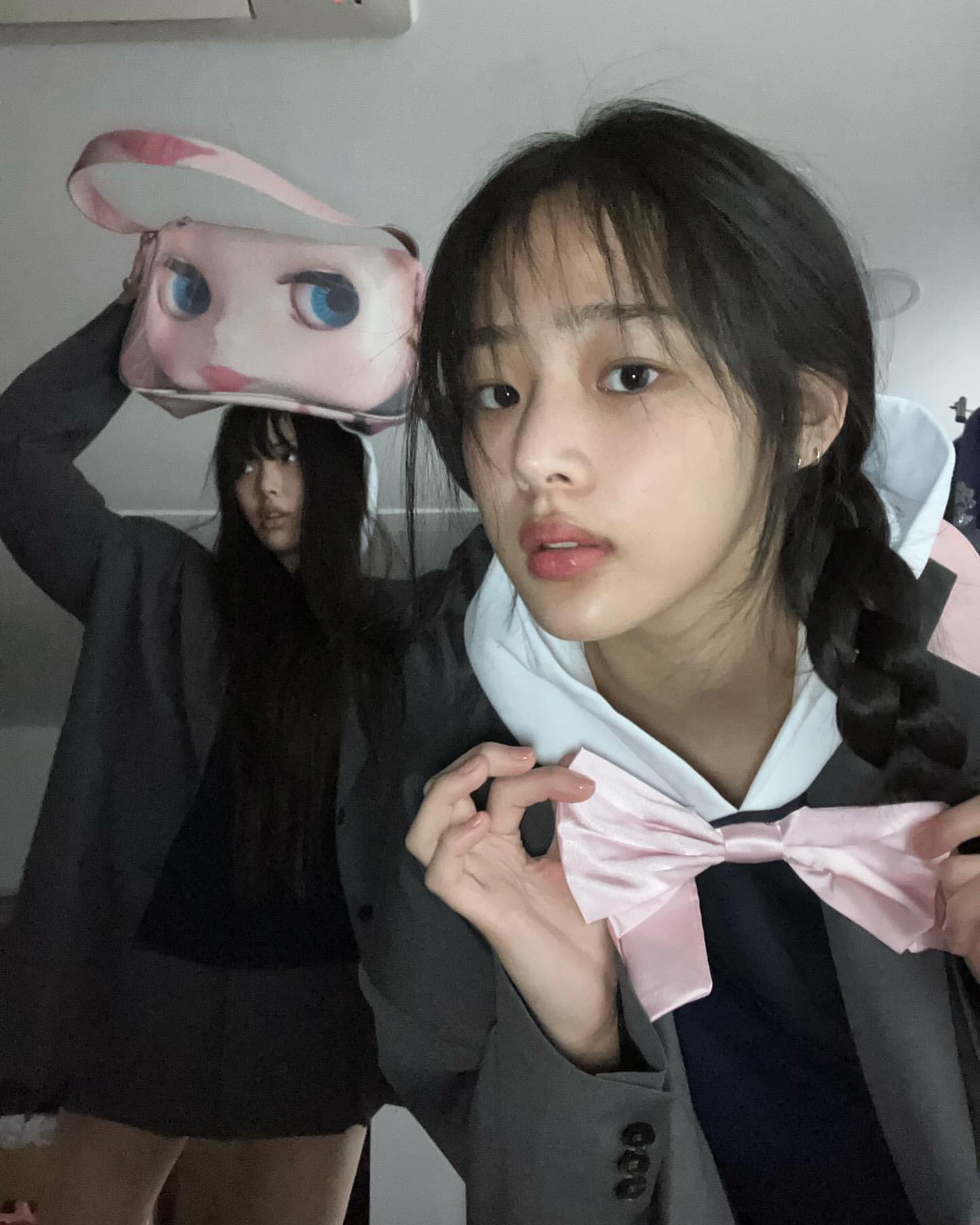 [잡담] 혜인 민지 인스타 떴는데 이런 분위기 어케 내는거임 | 인스티즈