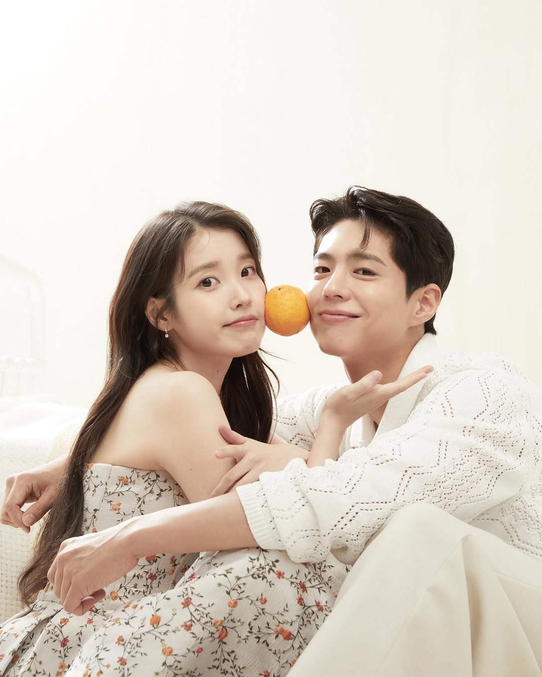 [잡담] 아이유 박보검이랑 화보 사진 보니까 변우석이랑도 찍어줬으면 좋겠다 | 인스티즈