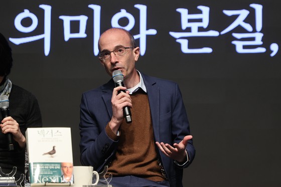 [잡담] 유발 하라리, "한 친구가 저에게 '한국에 쿠데타가 일어났다'고 했습니다. '드디어 북한에 쿠데타가 일어났구나' 생각했는데, 남한이었습니다.” | 인스티즈