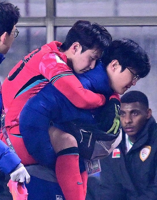 [잡담] 강인이 업혀가면서도 계속 경기장쪽 보는거봐.. | 인스티즈
