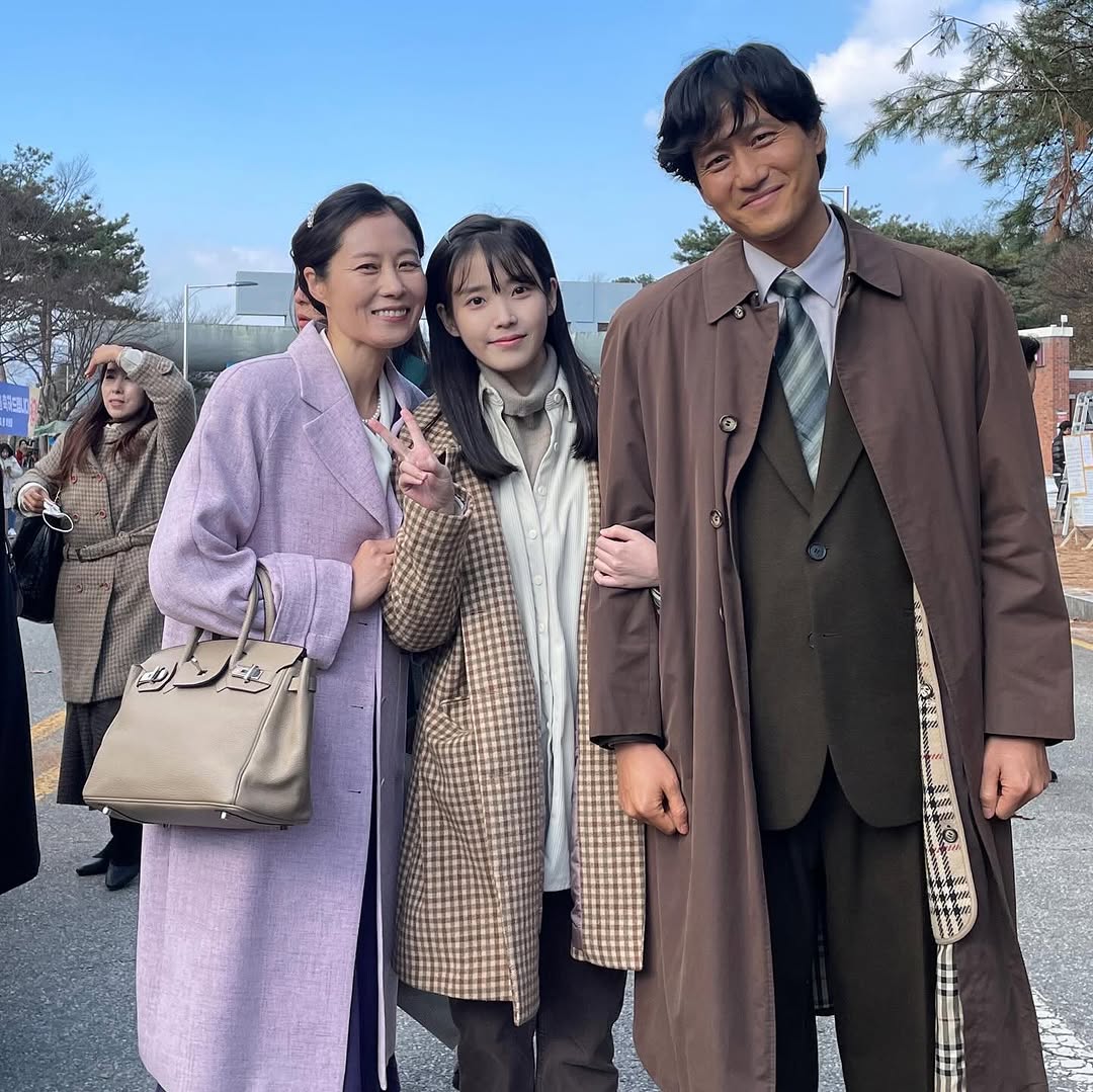 [잡담] 아이유 보면 어른들 사랑 받고 자란 티가 나는 것 같아.. | 인스티즈