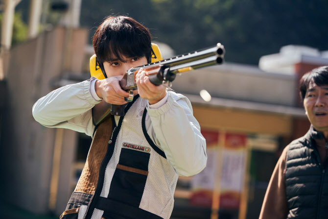 [잡담] 이수혁 이번에 개봉하는 영화, 클레이 사격 국대라는데? | 인스티즈
